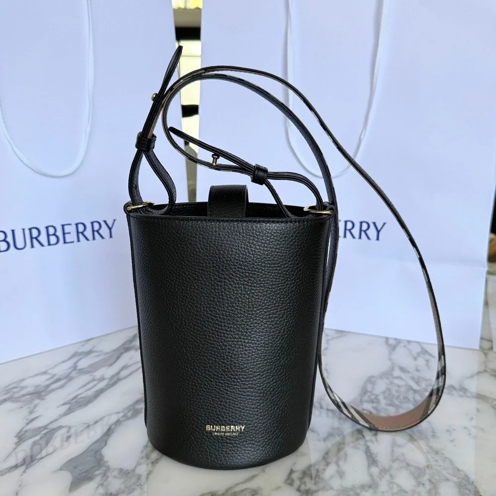 Burberry SM Bucket Bag‎ Black Pebbled Leather Interior Vintage Check 8084035